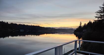 180' private beach and spacious entertainment oasis on Hammersley Inlet for 8!