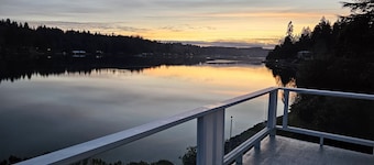 180' private beach and spacious entertainment oasis on Hammersley Inlet for 8!