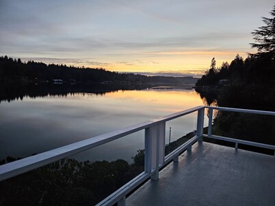 180' private beach and spacious entertainment oasis on Hammersley Inlet for 8!