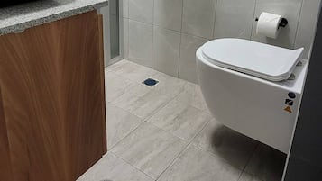 Apartment, 2 Bedrooms, Patio | Bathroom