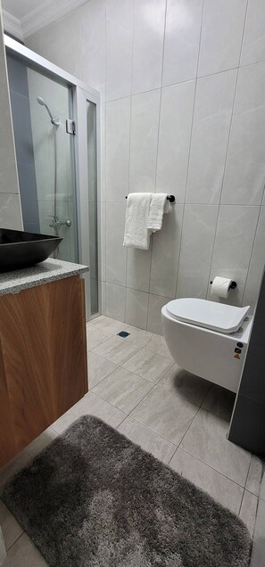 Apartment, 2 Bedrooms, Patio | Bathroom