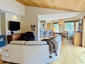 Smart TV, printers - River Front Cabin. Come relax and play cowboy in Spray ! (Spray)