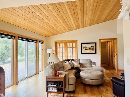 Smart TV, printers. River Front Cabin. Come relax and play cowboy in Spray !