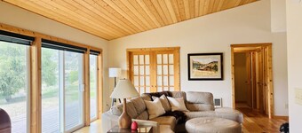 River Front Cabin.  Come relax and play cowboy in Spray !