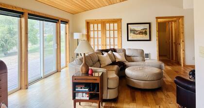 River Front Cabin. Come relax and play cowboy in Spray !