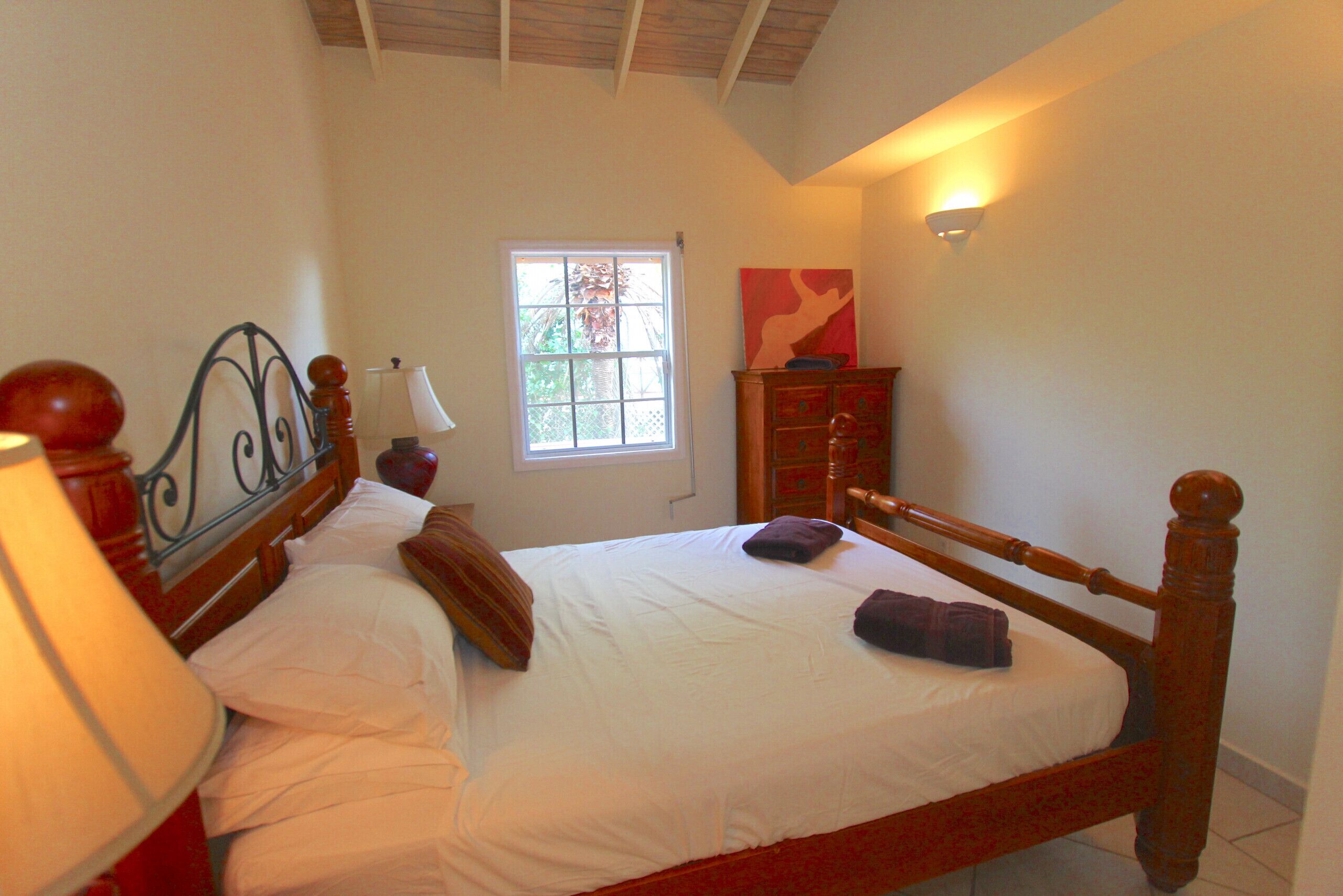 4 makuuhuonetta, silitysrauta/-lauta, ilmainen Wi-Fi, vuodevaatteet