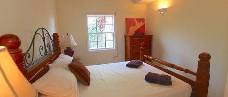 4 makuuhuonetta, silitysrauta/-lauta, ilmainen Wi-Fi, vuodevaatteet