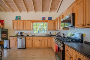 Kjøleskap, mikrobølgeovn, ovn og oppvaskmaskin