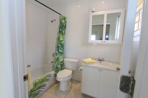 Dusche, Haartrockner, Handtücher