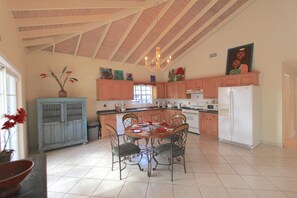 Frigorífico, microondas, horno y lavavajillas