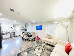 TV, fireplace - 40% OFF 5B/3B 2 Master Bedrooms Close Pasadena, Rose Bowl, DTLA, Arcadia, etc (Monrovia)