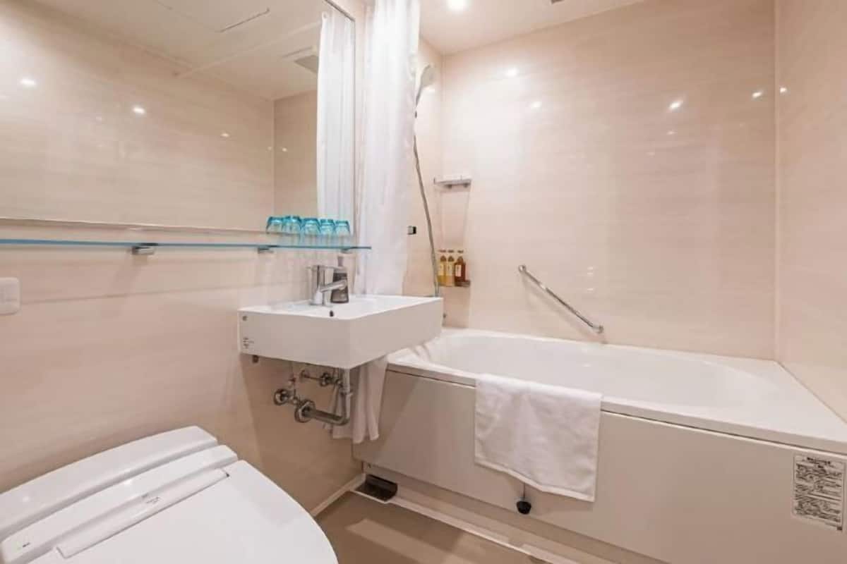 Articles de toilette gratuits, sèche-cheveux, chaussons