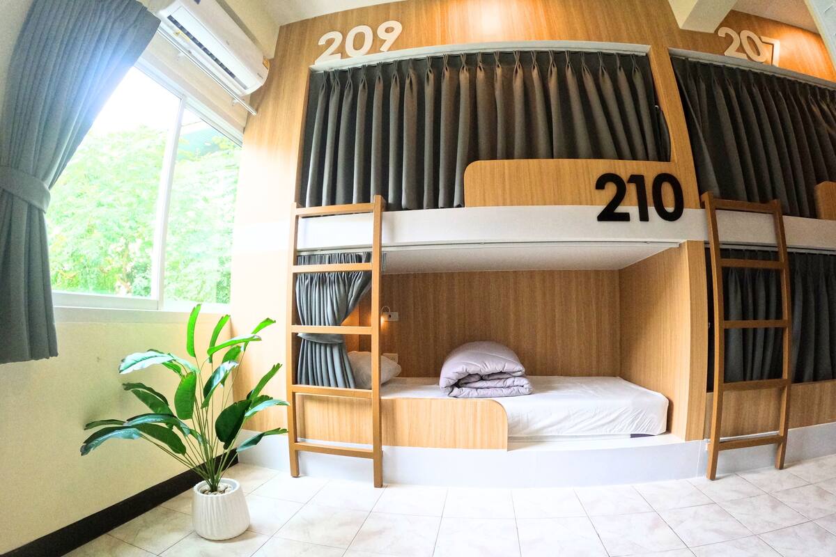 Mixed 4 beds Dormitory 1 | Coffre-fort, accès au Wi-Fi (inclus)