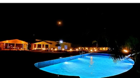 Piscina externa. Six Seasons Resort