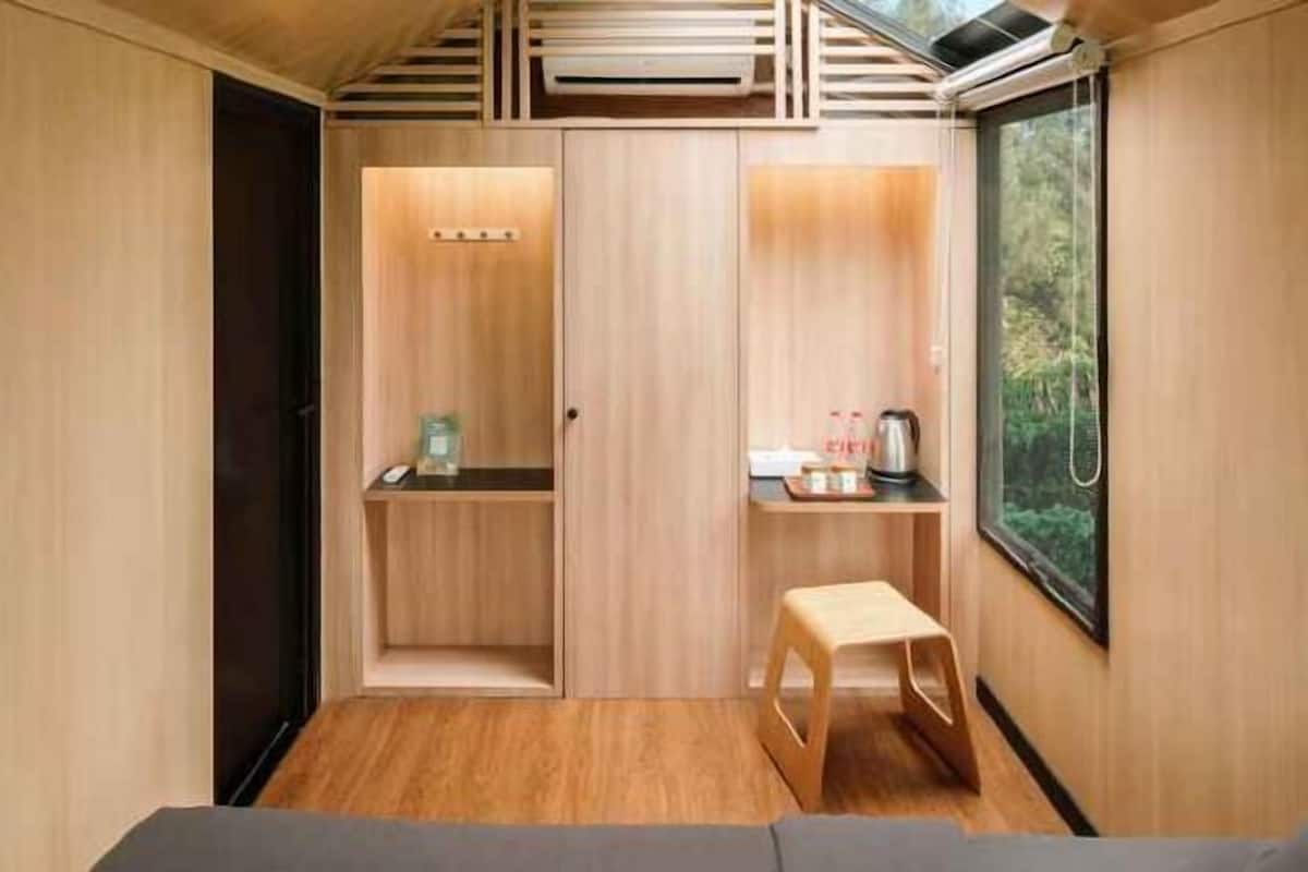 1 habitación, escritorio y espacio para trabajar con laptop