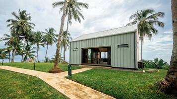 Premier Cabin | Desk, laptop workspace, WiFi (free), bed sheets