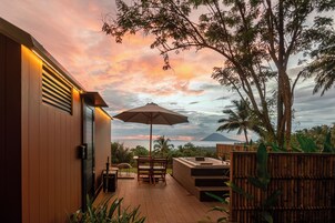 Cabana luxo, banheira de imersão, vista para o oceano | 1 quarto, escrivaninha, espaço de trabalho para notebook