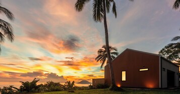 Premier Cabin | Desk, laptop workspace, free WiFi, bed sheets