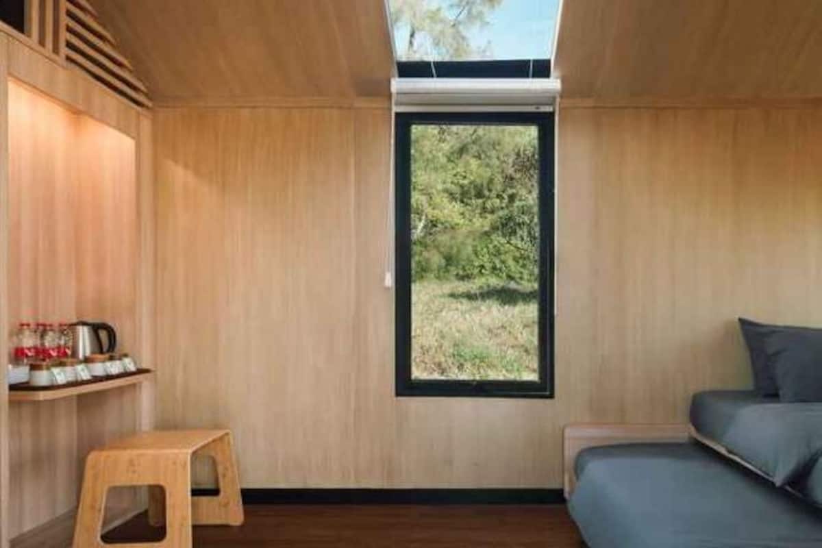 Desk, laptop workspace, free WiFi, bed sheets