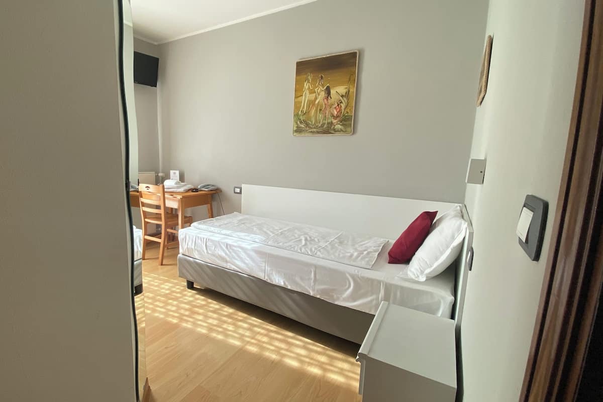 1 habitación, ropa de cama de alta calidad, cubrecamas y escritorio