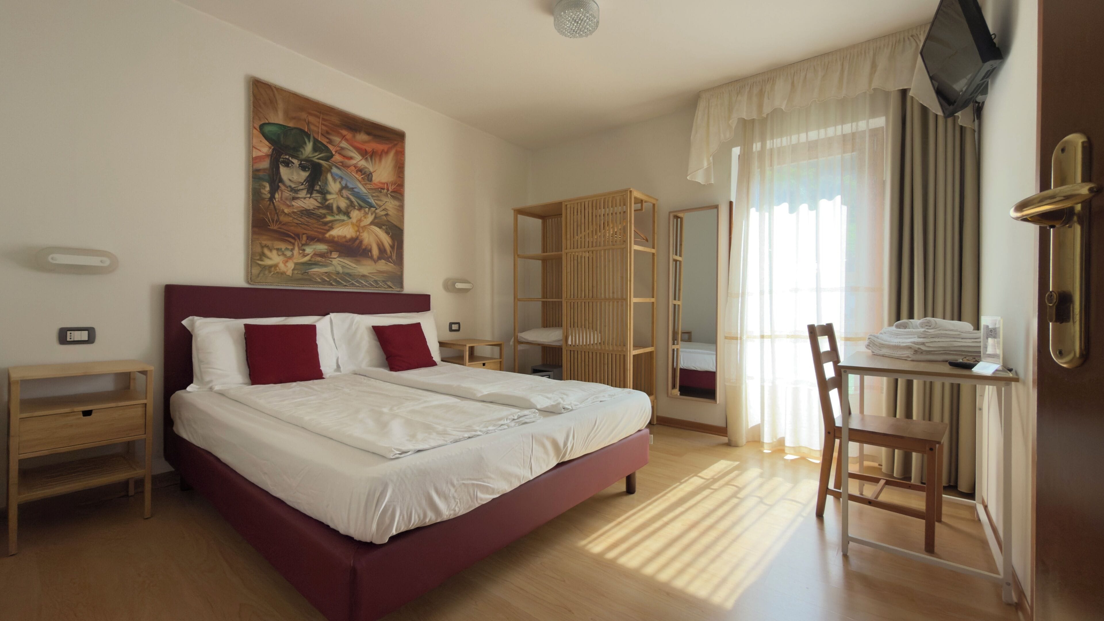 Comfort Room | Hypo-allergenic bedding, down comforters, desk, free WiFi
