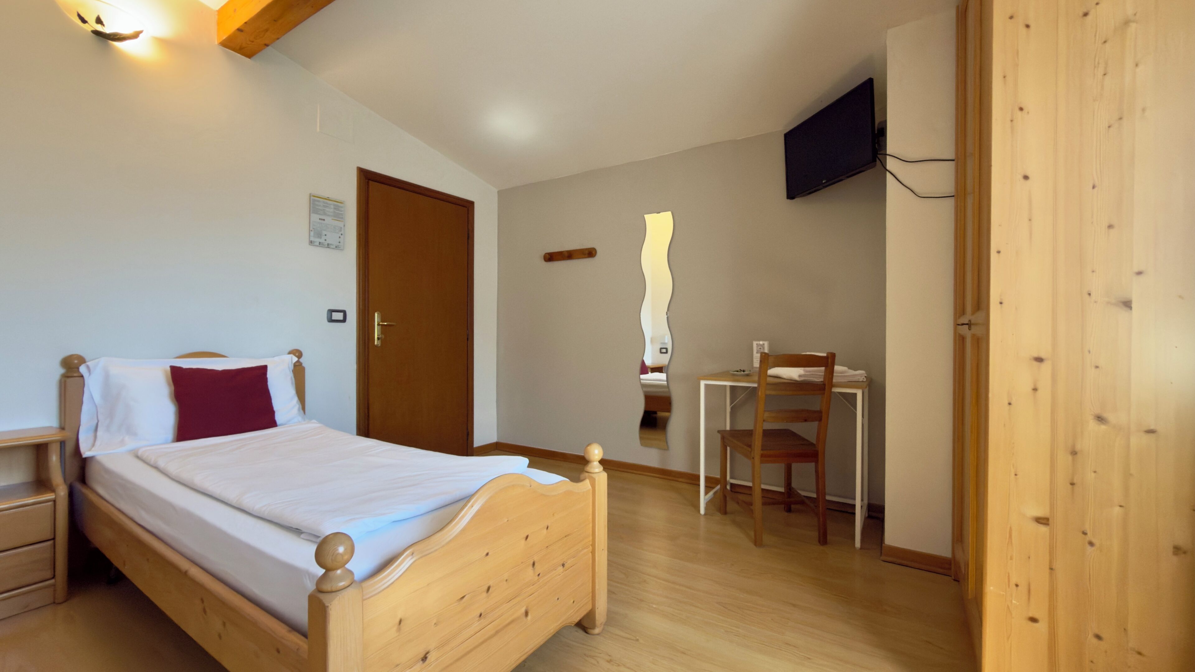 ملاءات للفراش لا تسبب الحساسية وألحفة محشوة بالريش ومكتب وواي فاي مجانًا