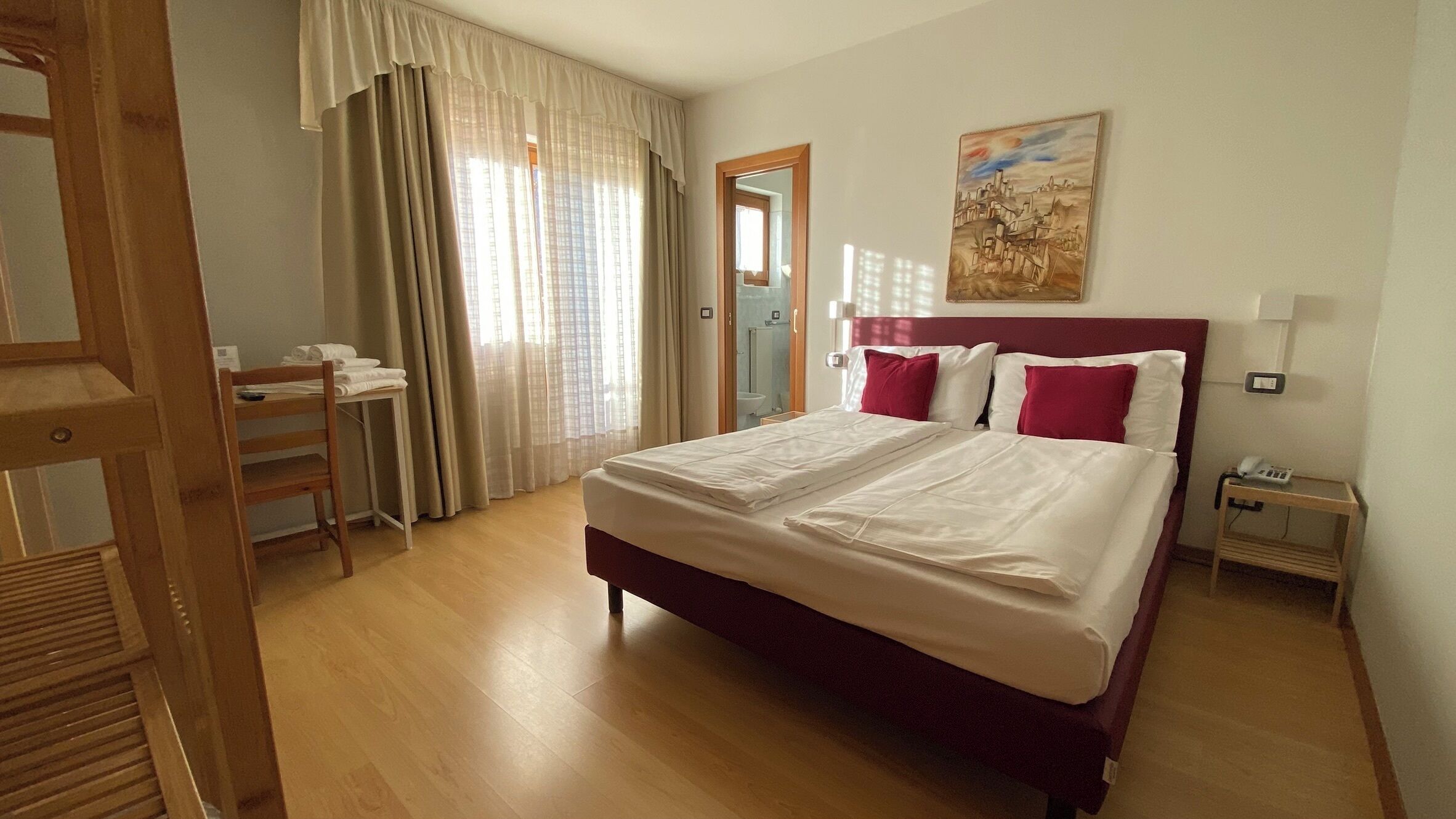 ملاءات للفراش لا تسبب الحساسية وألحفة محشوة بالريش ومكتب وواي فاي مجانًا