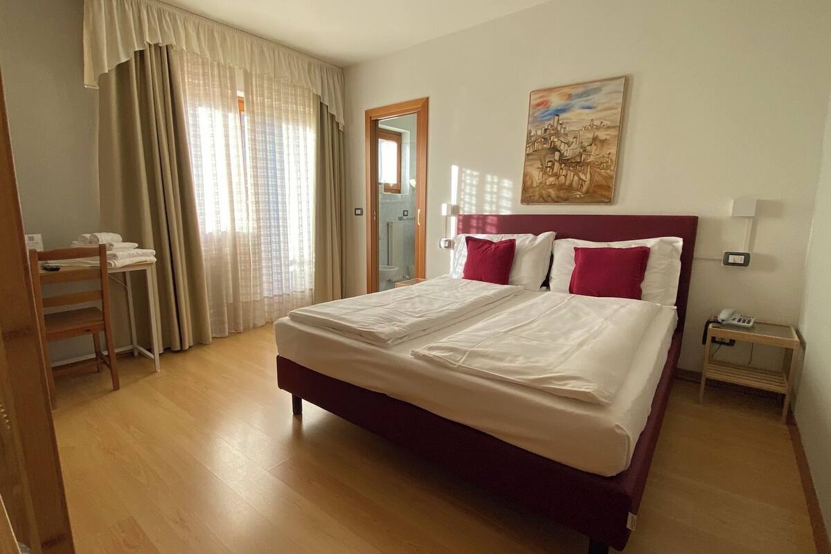 ملاءات للفراش لا تسبب الحساسية وألحفة محشوة بالريش ومكتب وواي فاي مجانًا