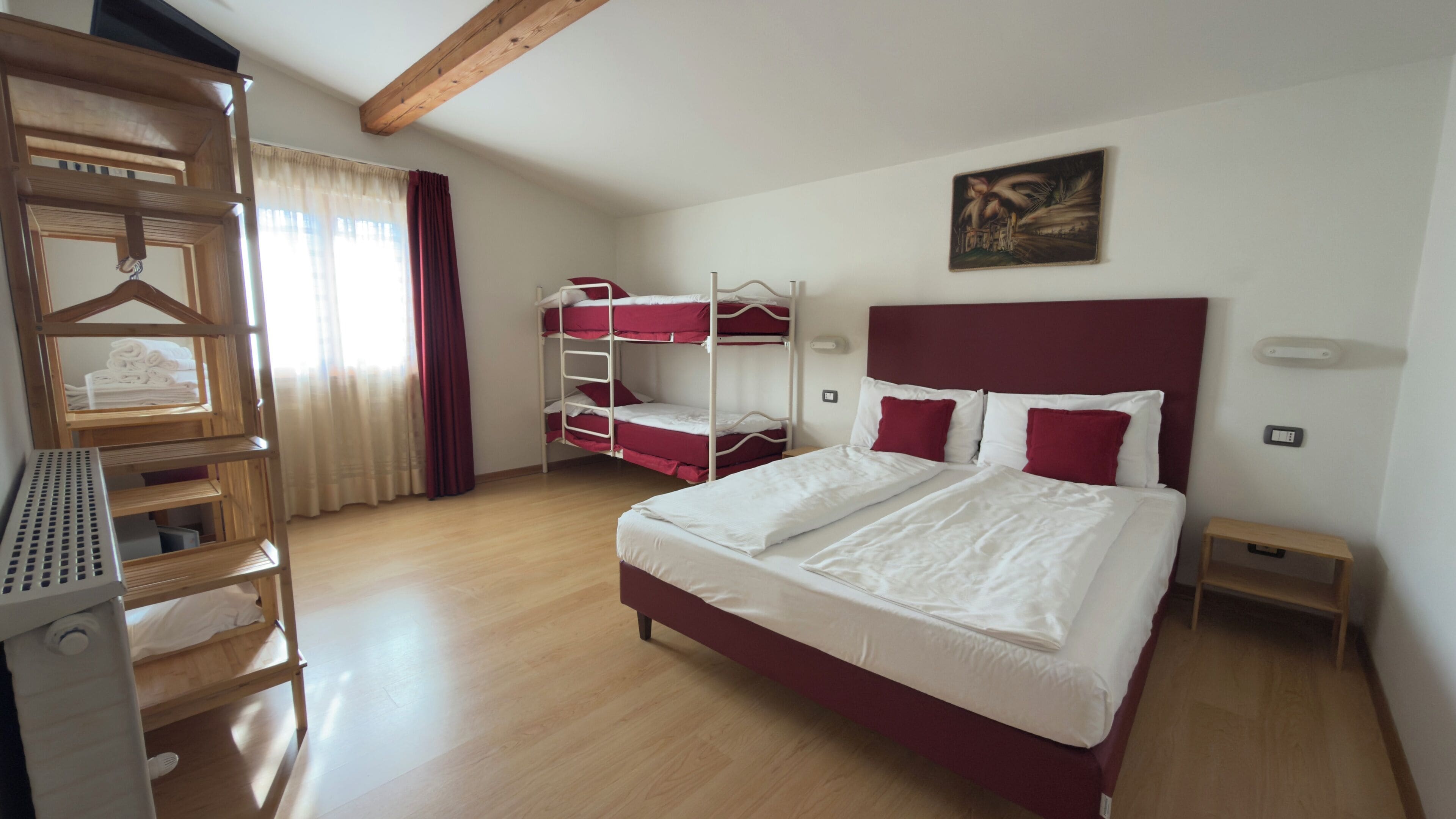 ملاءات للفراش لا تسبب الحساسية وألحفة محشوة بالريش ومكتب وواي فاي مجانًا