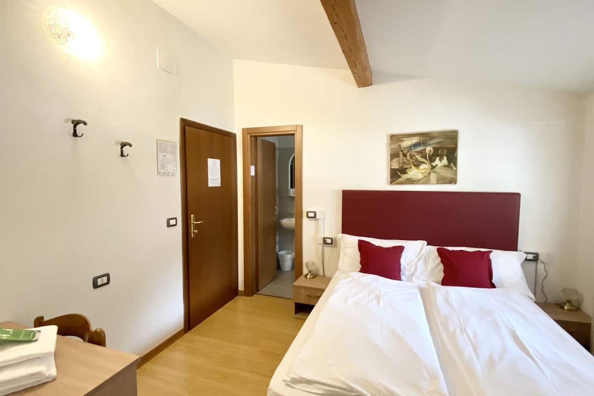 1 habitación, ropa de cama de alta calidad, cubrecamas y escritorio