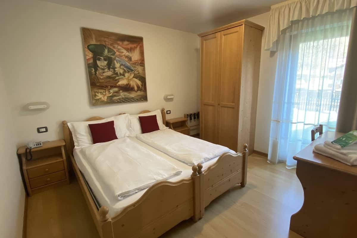 1 habitación, ropa de cama de alta calidad, cubrecamas y escritorio