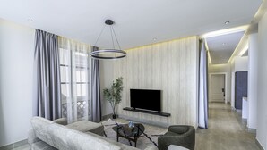 アパートメント 3 ベッドルーム | リビング エリア | 50 インチの液晶テレビ (デジタル放送視聴可)
