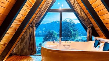 Seprai premium, setrika/meja setrika, dan tempat tidur bayi gratis