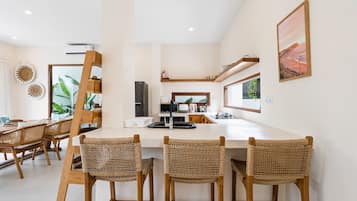 Villa | Cocina privada | Frigorífico, microondas, horno y placa de cocina