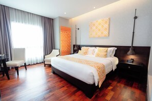 Deluxe-Doppelzimmer, 1 Doppelbett, Stadtblick | Hochwertige Bettwaren, Minibar, Zimmersafe, Schreibtisch