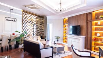 Presidential Studio Suite | Living area | 55-inch flat-screen TV with digital channels, TV, fireplace