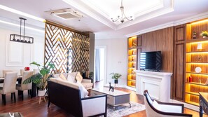 Presidential-Studiosuite | Wohnbereich | 55-Zoll-Flachbildfernseher mit Digitalempfang, Fernseher, Kamin