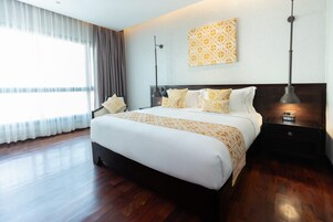 Premium bedding, minibar, in-room safe, desk