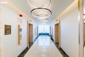 Lobby - bnbme | The Palm Tower | STUDIO (Dubai)