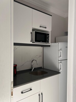 Habitación estándar con 1 cama matrimonial o 2 individuales, para no fumadores | Cocina privada | Refrigerador, microondas y utensilios de cocina