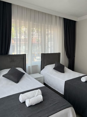 Camera Standard con letto matrimoniale o 2 letti singoli, non fumatori | Biancheria da letto ipoallergenica, una scrivania, Wi-Fi gratuito