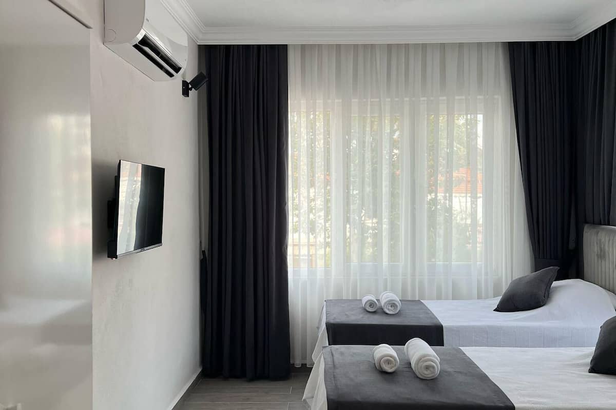 Camera Standard con letto matrimoniale o 2 letti singoli, non fumatori | Biancheria da letto ipoallergenica, una scrivania, Wi-Fi gratuito