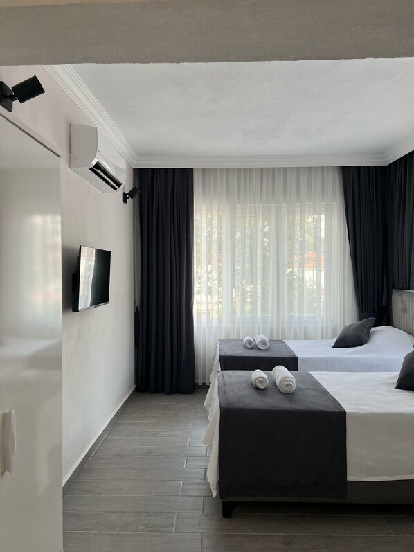 Habitación estándar con 1 cama matrimonial o 2 individuales, para no fumadores | Ropa de cama hipoalergénica, escritorio y wifi gratis