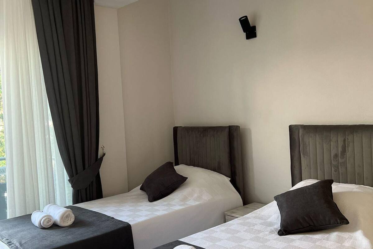 Camera Standard con 2 letti singoli, non fumatori | Biancheria da letto ipoallergenica, una scrivania, Wi-Fi gratuito