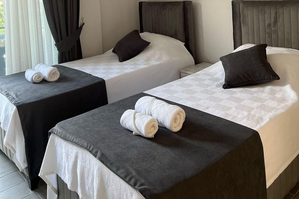 Habitación estándar con 2 camas individuales, para no fumadores | Ropa de cama hipoalergénica, escritorio y wifi gratis