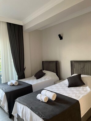 Habitación estándar con 2 camas individuales, para no fumadores | Ropa de cama hipoalergénica, escritorio y wifi gratis