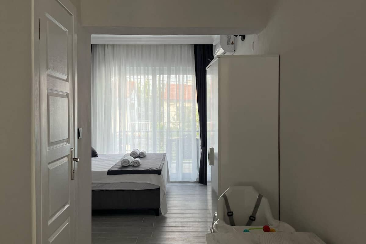 Doppia Standard, non fumatori | Biancheria da letto ipoallergenica, una scrivania, Wi-Fi gratuito