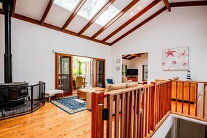 TV - Luxury Villas Treetop Acreage with Tennis Court (Central Coast)