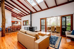 TV - Luxury Villas Treetop Acreage with Tennis Court (Central Coast)