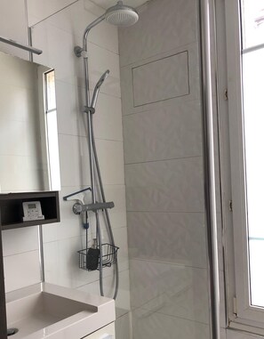 Dusche, Haartrockner, Handtücher, Seife
